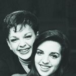 Judy Garland, junto a su hija, Liza Minelly, quien heredó hasta las adicciones