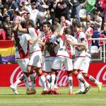 Los jugadores del Rayo Vallecano felicitan a Antonio Amaya (2ºi), tras conseguir el primer gol ante el Almería.