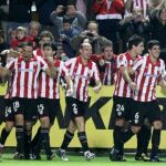 El centrocampista del Athletic Club Carlos Gurpegi (i) celebra con sus compañeros el gol que ha marcado al Alcorcón durante el partido de ida de los dieciseisavos de final de Copa del Rey