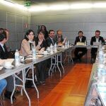 La ministra, con representantes de los internautas, el 3 de diciembre de 2009