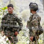 Un grupo de soldados custodia la zona donde las FARC aseinaron la noche del martes a 11 militares, en Cauca