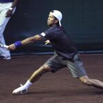 Fernando Verdasco se estira para llegar a la pelota en su partido frente a Hyeon Chung