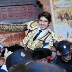 El francés Sebastián Castella sale a hombros de la Monumental madrileña tras cortar las dos orejas a su primer toro