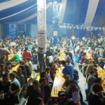 Familias y grupos de amigos disfrutan de los productos de la feria, que cuenta con la cerveza como producto «estrella»