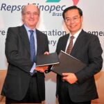 El presidente de Repsol, Antonio Brufau, junto a su homólogo de la petrolera china, Su Shulin