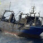 El pesquero ruso "Oleg Naidenov"fue remolcado a alta mar tras sufrir un incendio a bordo en el puerto de Las Palmas de Gran Canaria