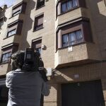 Un cámara toma imágenes del edificio donde se encuentra una vivienda de Valdemoro relacionada con el empresario David Marjaliza
