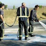 Los bomberos limpiaron la carretera tras el accidente