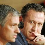 Mourinho, en la sala de prensa del Bernabéu, junto a Jorge Valdano