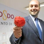 El concejal del PP Francisco Pérez muestra uno de los polémicos artículos