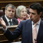 El ministro de Industria, Energía y Turismo, José Manuel Soria, durante su intervención en la sesión de control