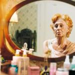 Cuando Juanita, el personaje que interpreta Bardem, decide vivir cambia hasta el color de su pelo a naranaja