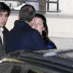 Familiares del ex ministro y ex vicepresidente del Gobierno, en las inmediaciones de su domicilio, en el barrio de Salamanca