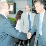 Banegas saluda al ministro de Industria, Miguel Sebastián, quien apadrinó el jueves a la nueva patronal tecnológica Ametic