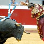 Padilla banderillea al violín a uno de sus dos «victorinos» ayer en San Sebastián