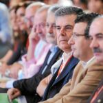 Viera, en el centro, ayer en la Conferencia Política junto a José Antonio Griñán y Fernando Rodríguez Villalobos