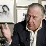 El escritor Frederick Forsyth durante una entrevista con Efe sobre su última novela, "Cobra", en la que aborda la lucha contra el tráfico de cocaína y analiza el mundo del narcotráfico.