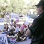 Los «indignados» cumplirán mañana una semana acampados en el Paseo del Prado. Los agentes sólo recibieron la orden de recolocarles cuando trataban de impedir la sesión del Congreso del miércoles