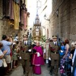 La Custodia de Arfe, protagonista del Corpus Christi toledano y que simboliza a Cristo Sacramentado, precedidad de los cadetes de la Academia de Infantería de Toledo, durante la procesión que recorrió las calles de la ciudad en su fiesta grande