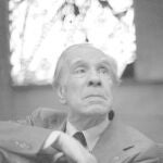 Un libro que contiene una recopilación de 333 anécdotas atribuidas al escritor argentino