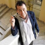 El escritor asegura que la política no le interesa «ni poco ni mucho ni nada», y que no sigue la campaña. Eso sí, tiene su voto claro y no piensa cambiarlo