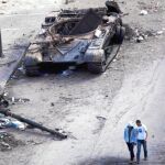 En la imagen distribuida ayer se ve un carro de combate destruido en Misrata