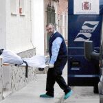 Los servicios funerarios retiran el cadáver de la mujer cubana que fue murió asesinada por recibir varias puñaladas