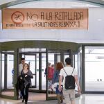 Un pancarta de protesta en el Hospital Clínic, donde se prevén cerrar quirófanos y camas