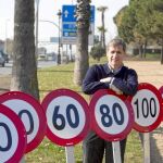 Alberto Fernández se fotografió con las señales de velocidad máxima