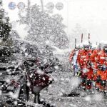 El frío y una fuerte nevada dificultaron ayer las labores de rescate en Sendai, epicentro del desastre