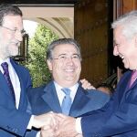 Rajoy, ayer, junto a Javier Arenas e Ignacio Zoido, ayer en la constitución del Ayuntamiento de Sevilla