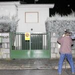 Un cámara en la puerta de la casa de Alberto León