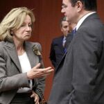 La ministra de Economía, Elena Salgado, junto a su homólogo griego, George Papaconstantinou