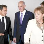 Papandréu, entre Sarkoy y Merkel, en la cumbre del 21 de julio