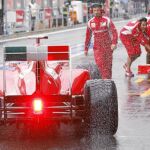 Alonso pasa por boxes en los entrenamientos del GP de Bélgica