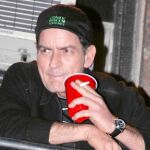 Charlie Sheen fue despedido de la cadena CBS el pasado marzo