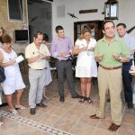 El presidente del Congreso, José Bono, conversa con un grupo de periodistas en su casa de Salobre (Albacete)