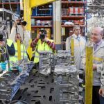 El presidente comprobó de primera mano cómo se fabrican los motores en Renault Valladolid