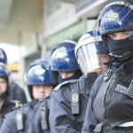 Agentes de la Policía Metropolitana se preparan para una redada en Londres