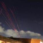 Las baterías antiaéreas de Gadafi responden a los ataques aliados