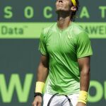 NADAL se lamenta después de fallar un golpe en la final de Miami