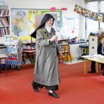 Una religiosa acude a votar en la localidad de Knock