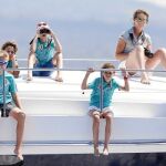 TESTIGOS DE EXCEPCIÓN: Doña Sofia, junto a la Infanta Elena, sus nietos y su sobrina María Zurita, no perdió detalle de la regata desde el «Somni»