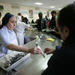 La Iglesia atendió a más personas y redujo su déficit pese a menos ingresos