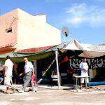 Los «indignados» instalaron ayer por la tarde su campamento en la Cañada Real para impedir un derribo y aseguran que permanecerán allí hasta que sea necesario