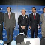 El patriarca de Nueva Rumasa, José María Ruiz Mateos (c), a su llegada a la rueda de prensa que ha ofrecido hoy en Madrid junto a seis de sus hijos.