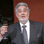 Plácido Domingo levanta la copa en su homenaje, ayer, en el Teatro Real