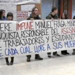 Puños en alto para celebrar la muerte de Fraga