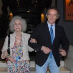 La Duquesa de Alba y su novio paseando por las calles de Sevilla