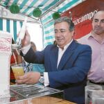 El alcalde, Juan Ignacio Zoido –ayer, en un acto en la Velá de Triana–, responderá a las críticas de Espadas a la derogación del Plan Centro en el Pleno